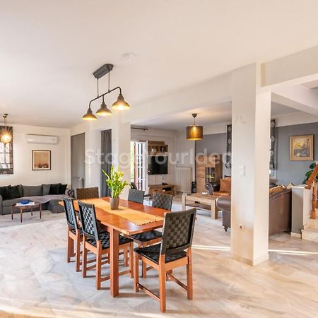 Τraditional Fully Detached Villa On A Luxurious Hillock Of Thessaloniki With Its Own Garden Also For Family & Wedding Gatherings For 10 To 25 People Only 15 Minutes From Airport Kültér fotó