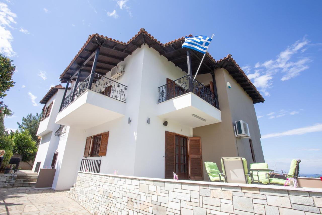 Τraditional Fully Detached Villa On A Luxurious Hillock Of Thessaloniki With Its Own Garden Also For Family & Wedding Gatherings For 10 To 25 People Only 15 Minutes From Airport Kültér fotó