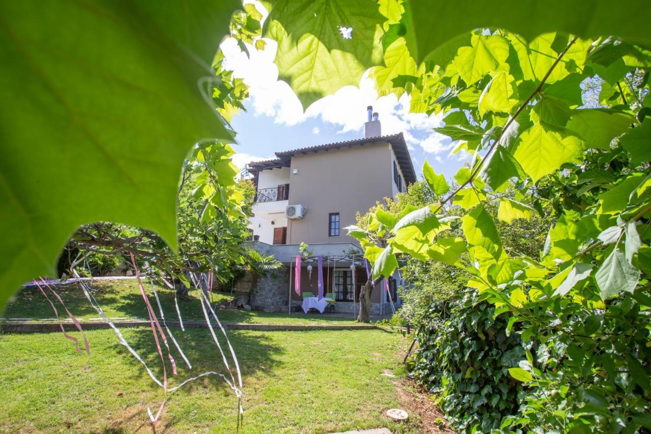 Τraditional Fully Detached Villa On A Luxurious Hillock Of Thessaloniki With Its Own Garden Also For Family & Wedding Gatherings For 10 To 25 People Only 15 Minutes From Airport Kültér fotó