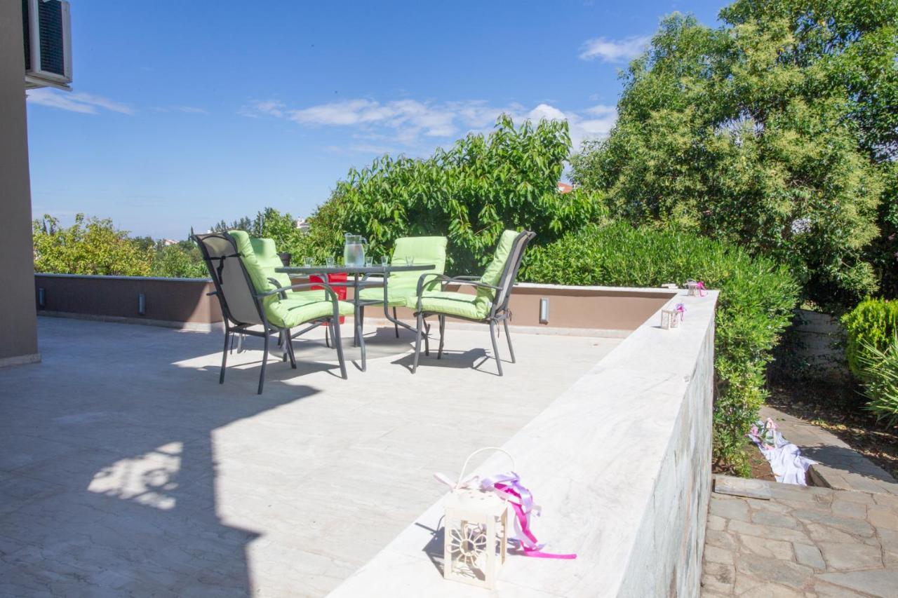 Τraditional Fully Detached Villa On A Luxurious Hillock Of Thessaloniki With Its Own Garden Also For Family & Wedding Gatherings For 10 To 25 People Only 15 Minutes From Airport Kültér fotó