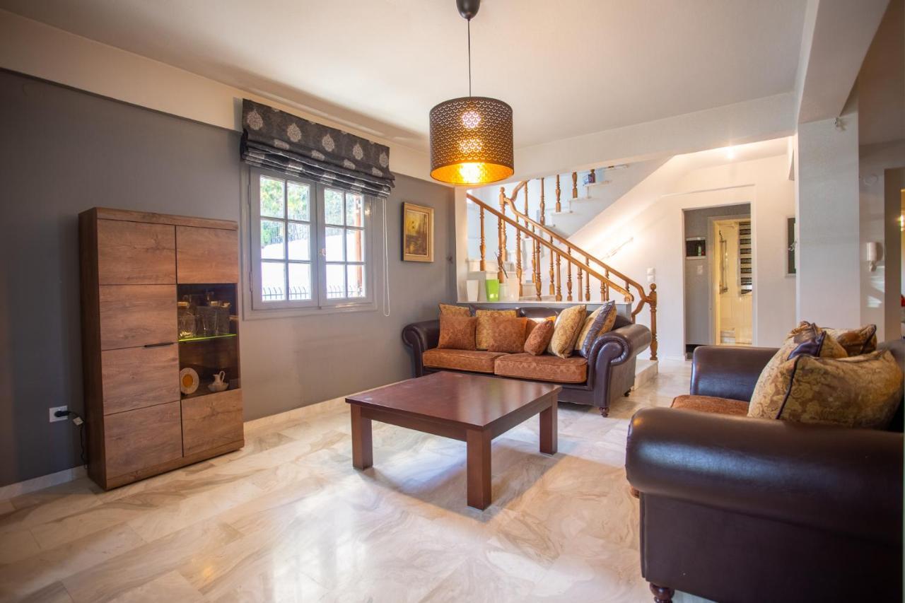 Τraditional Fully Detached Villa On A Luxurious Hillock Of Thessaloniki With Its Own Garden Also For Family & Wedding Gatherings For 10 To 25 People Only 15 Minutes From Airport Kültér fotó